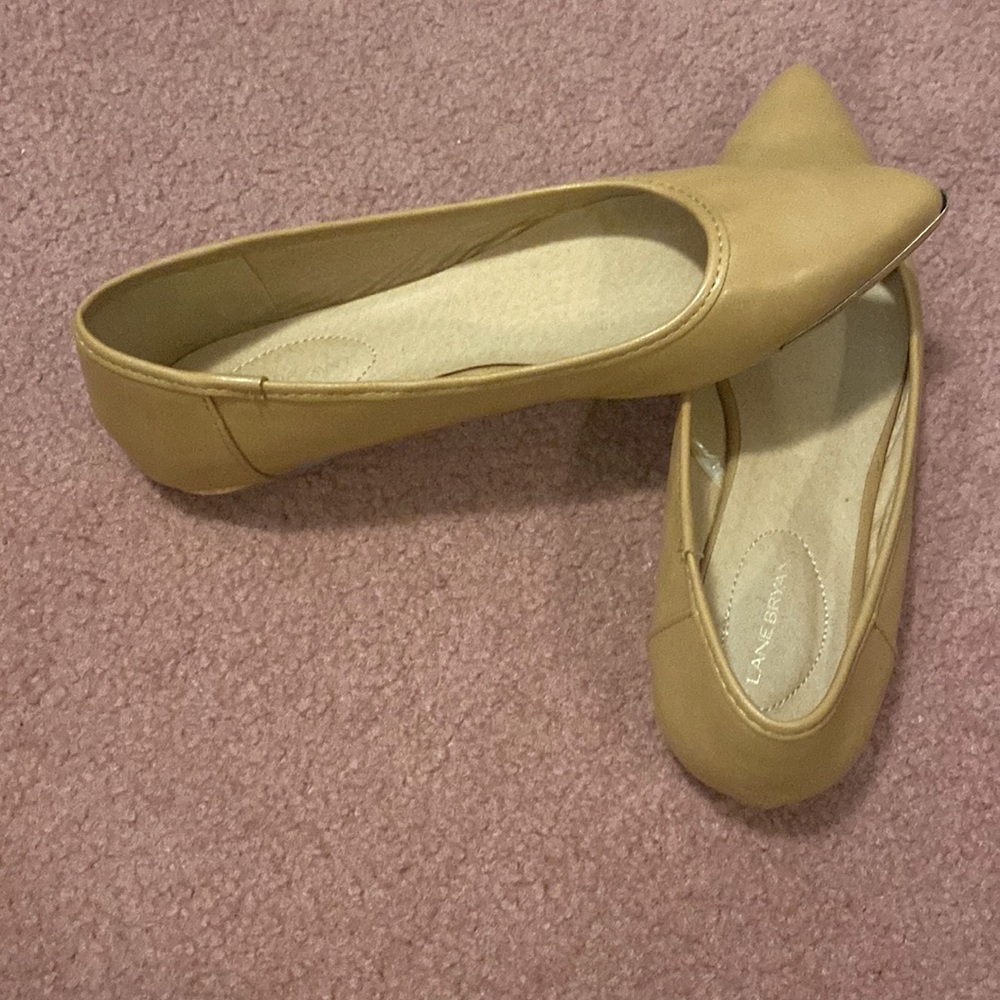 Woman’s Beige Flats (Sz 9W)